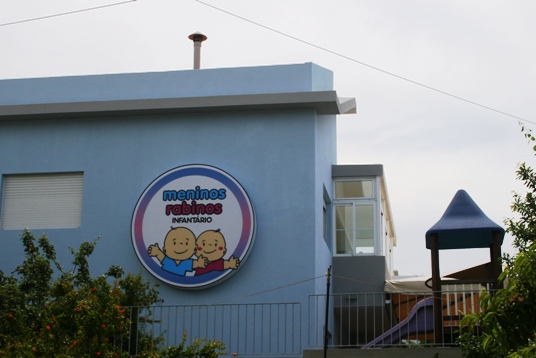 Fachada com o Logotipo do Infantrio Meninos Rabinos
