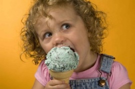 Menina a comer gelado